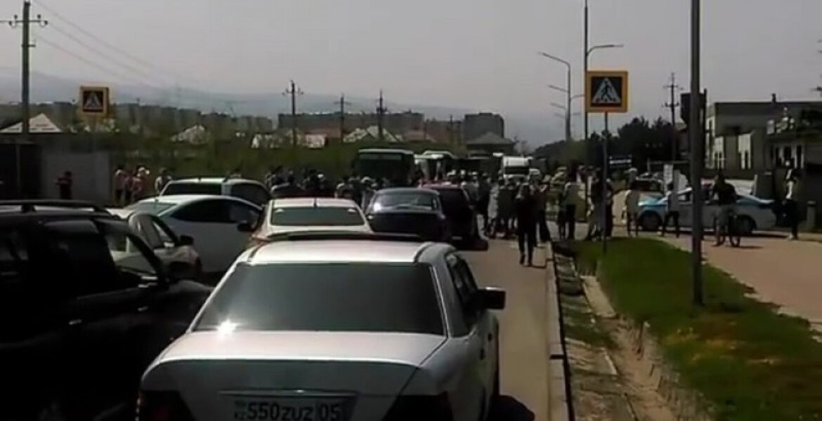 Жители еще одного поселка под Алматы заблокировали стройку БАКАД, перекрыв дорогу