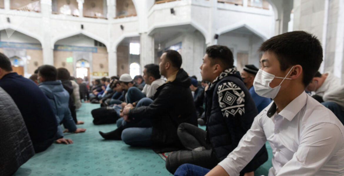 В мечетях и церквях Казахстана разрешили проводить коллективные молитвы