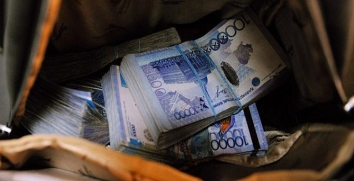 В Костанайской области полицейские нашли и вернули жительнице сумку с 1 млн тенге