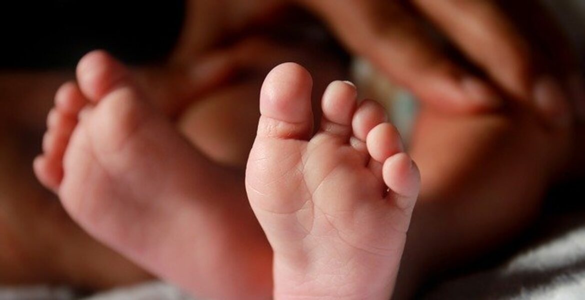 Девочка-подросток с новорожденным на руках полгода скиталась по Шымкенту