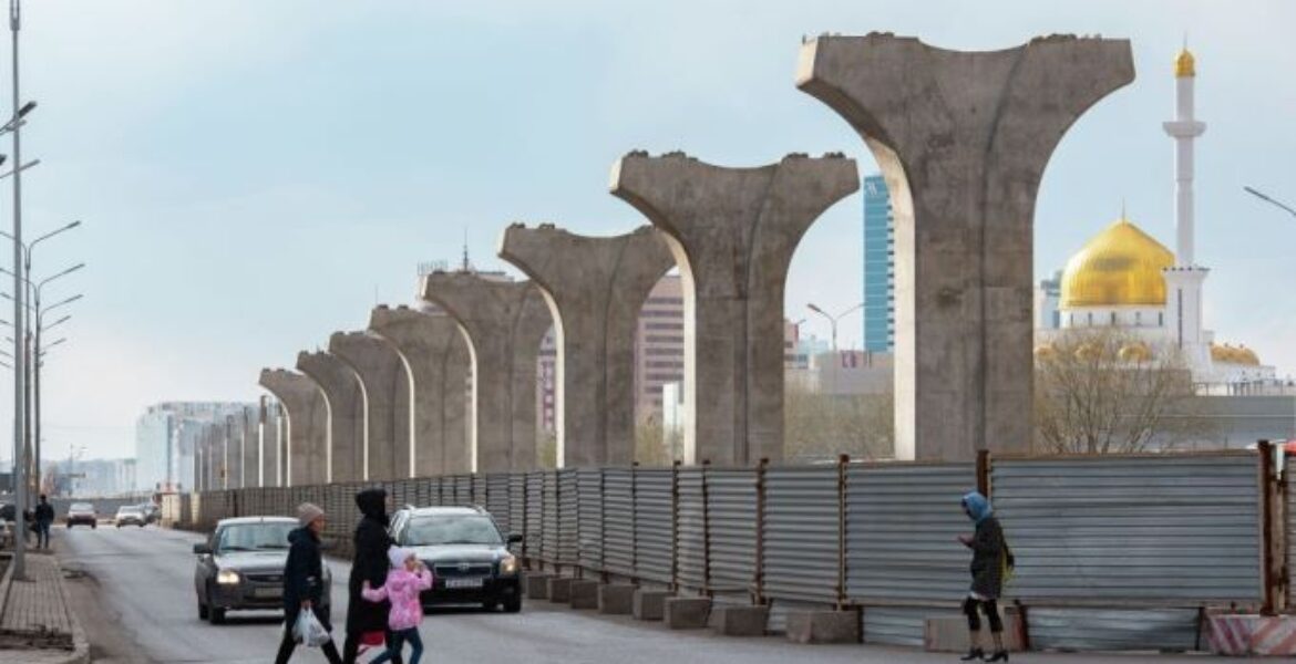 Грузовик врезался в «памятник коррупции» в Нур-Султане