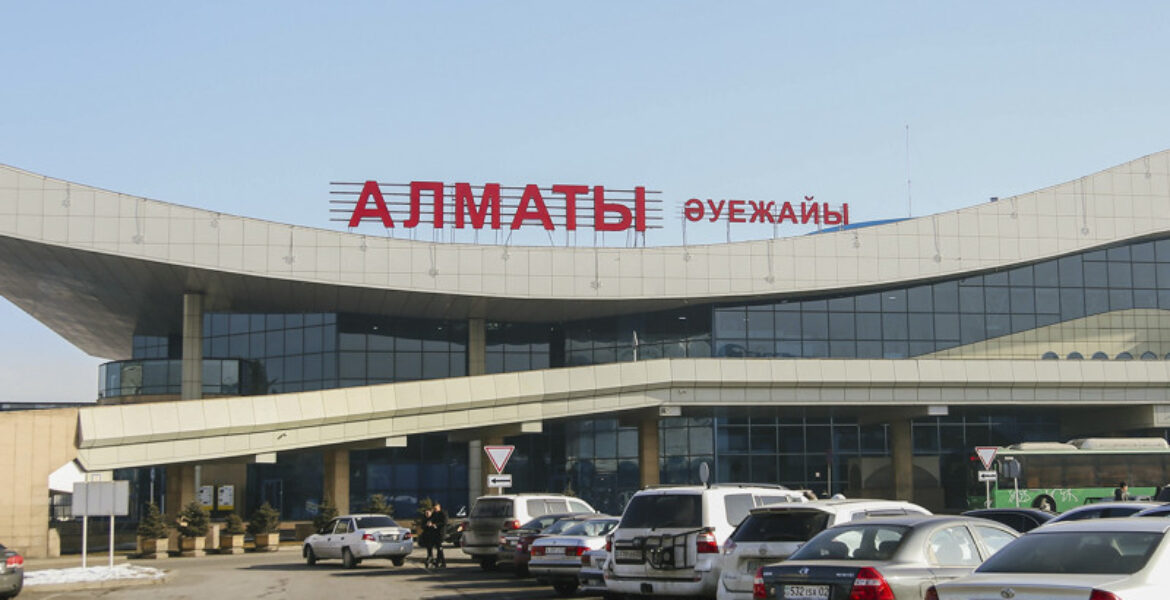 Скандал в аэропорту Алматы: работники утверждают, что их заставили уволиться