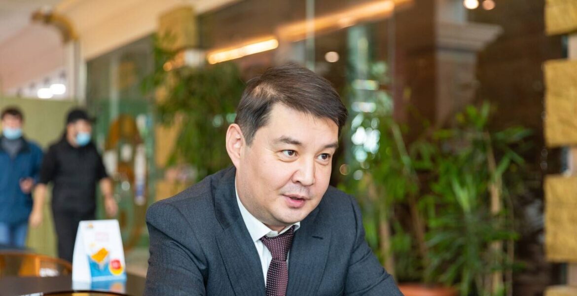 Эксперт рассказал о нестабильности котировок нефти и росте цен на бензин в Казахстане