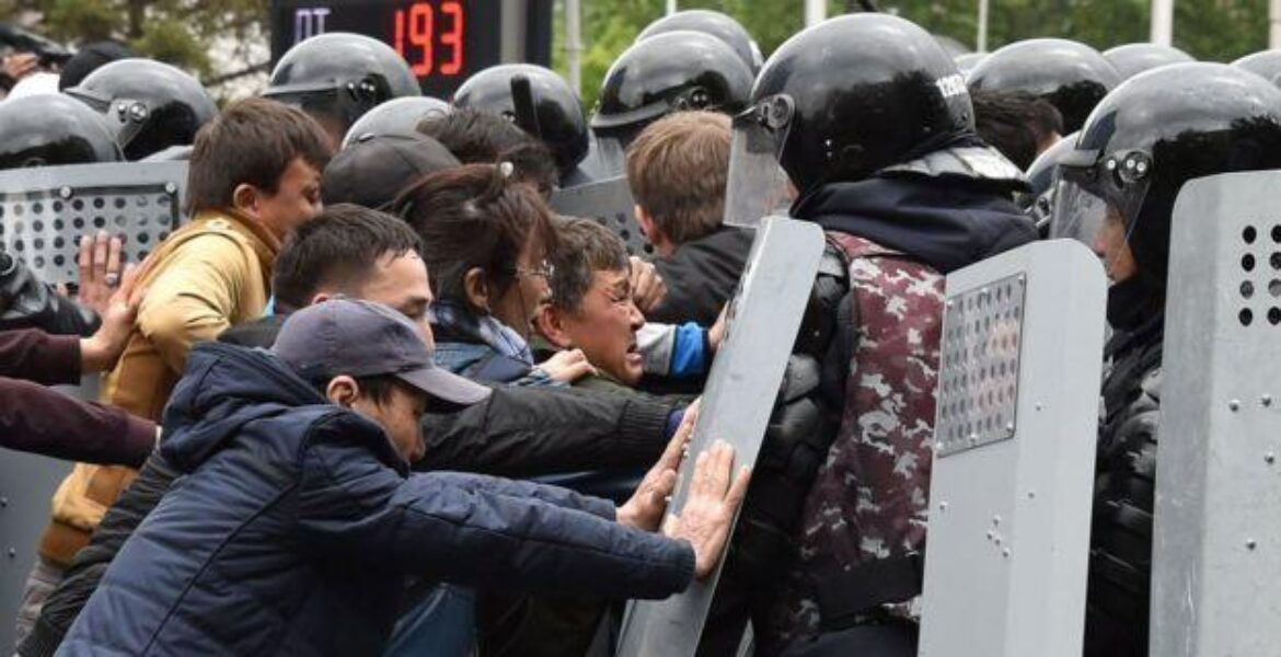 Митингующие в Алматы препятствуют работе скорой и громят соцобъекты