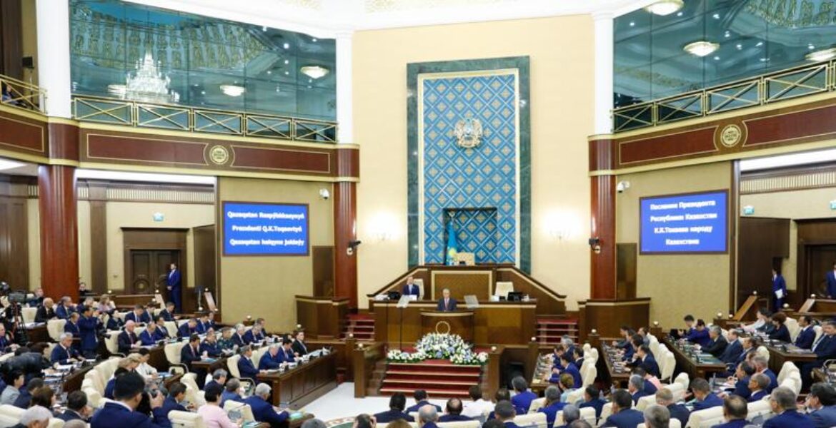 Президент Казахстана объявил пятилетний мораторий на повышение зарплат депутатам и акимам
