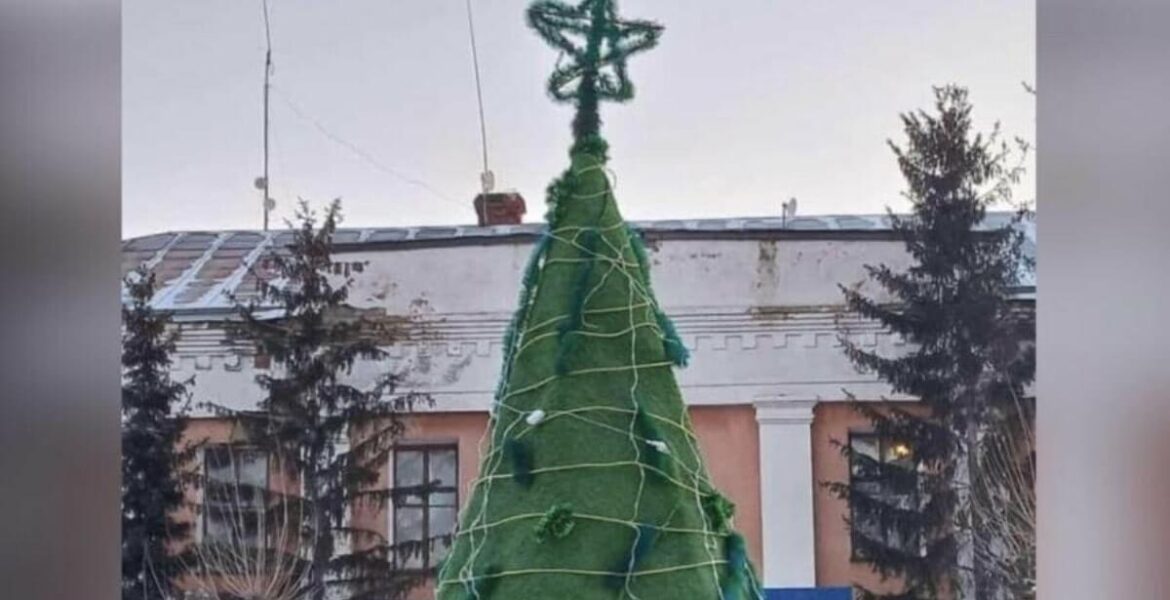 В СКО сельчане встретили Новый год с елкой из ковролина