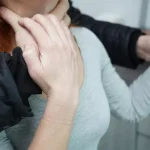 Сәтбаевта ер адамның қызға шабуыл жасаған сәті видеоға түсіп қалды
